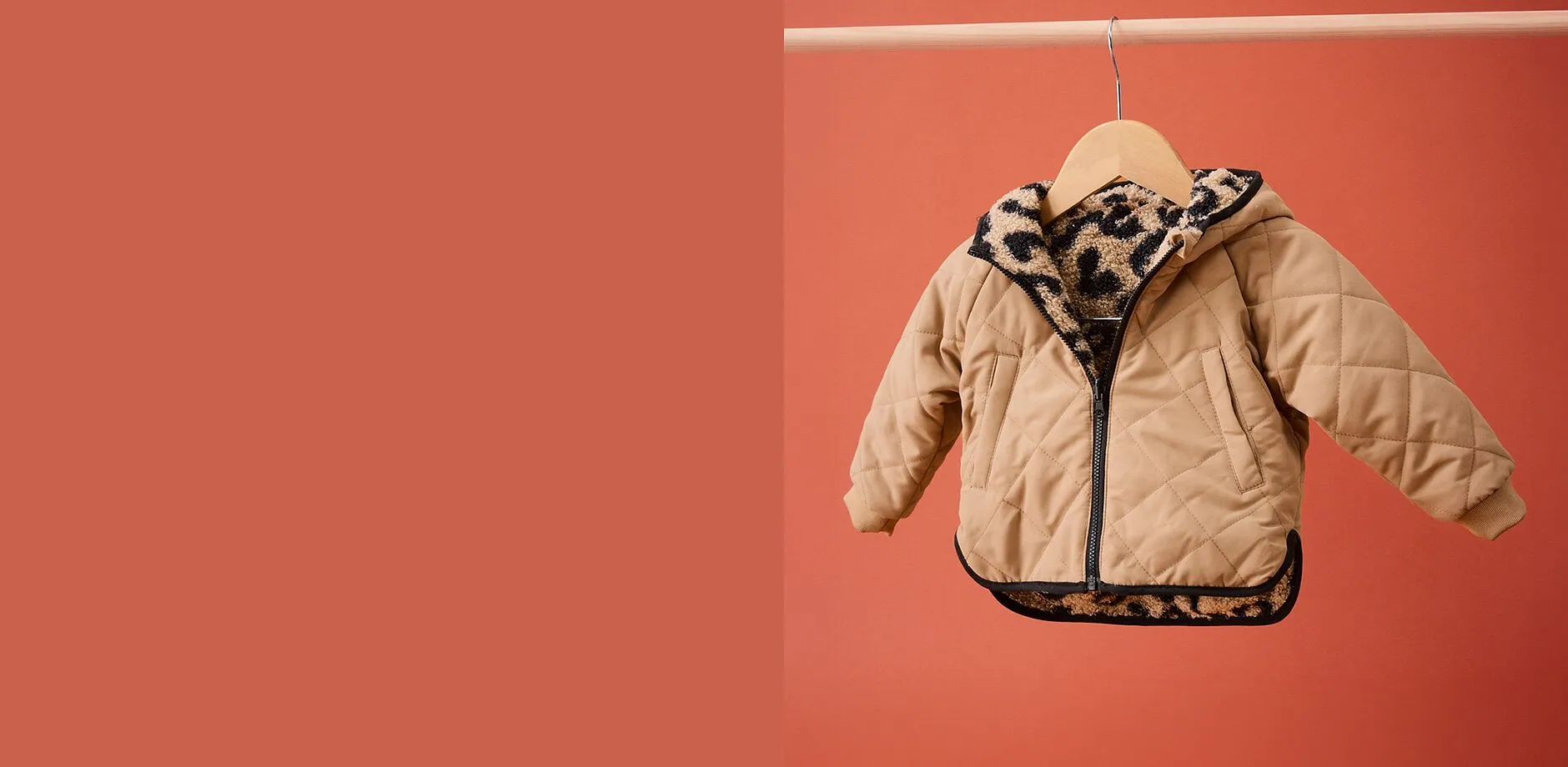 Beige Kinder-Steppjacke mit Leo-Muster als Innenfutter.