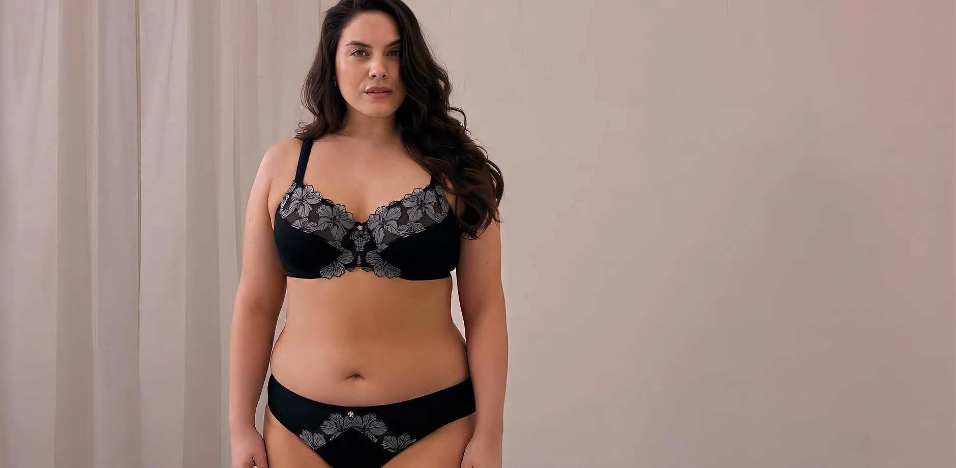 Ensemble de lingerie : soutien-gorge et slip noir &eacute;l&eacute;gant avec une broderie florale raffin&eacute;e.