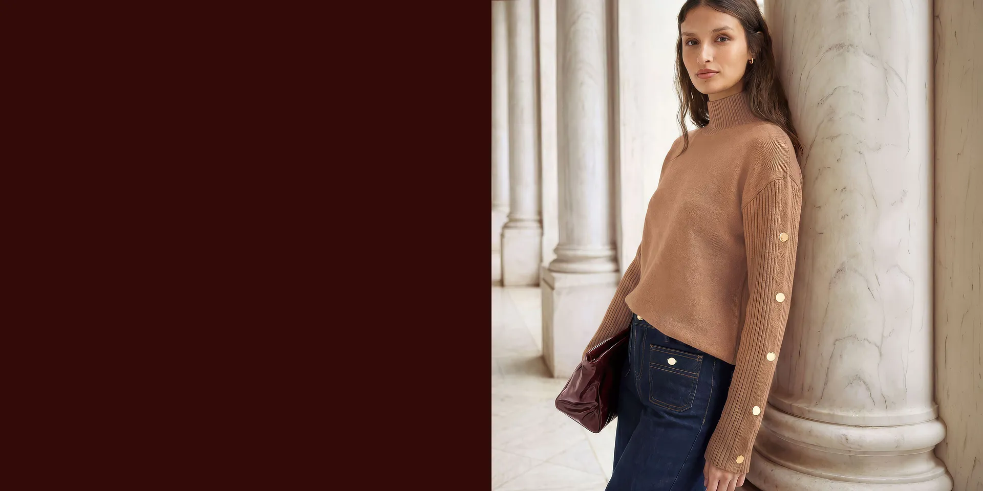 Pull &agrave; col roul&eacute; mode avec boutons, jean large et sac &eacute;l&eacute;gant.