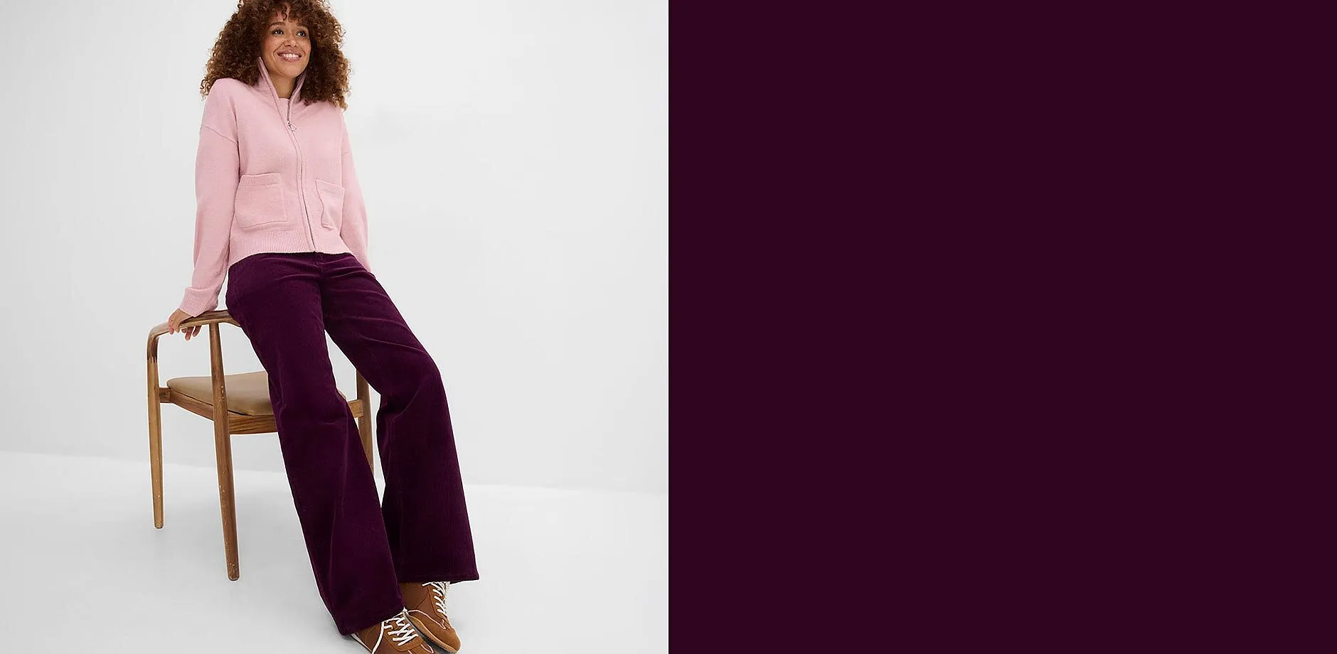 Pantalon en velours c&ocirc;tel&eacute; marron, coupe large, associ&eacute; &agrave; un T-shirt blanc et des sneakers confortables.