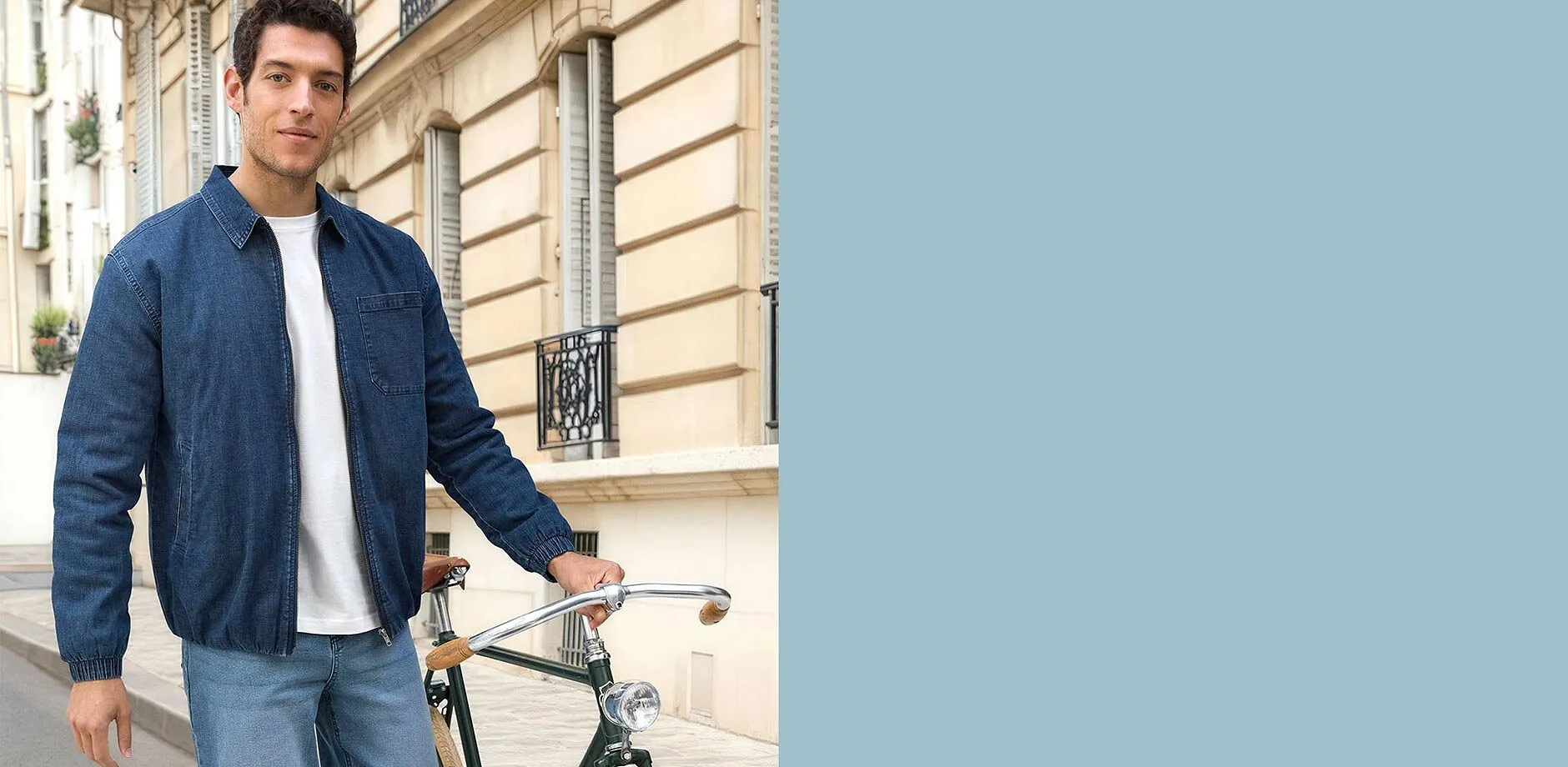 Veste en jean bleue associ&eacute;e &agrave; un jean clair.