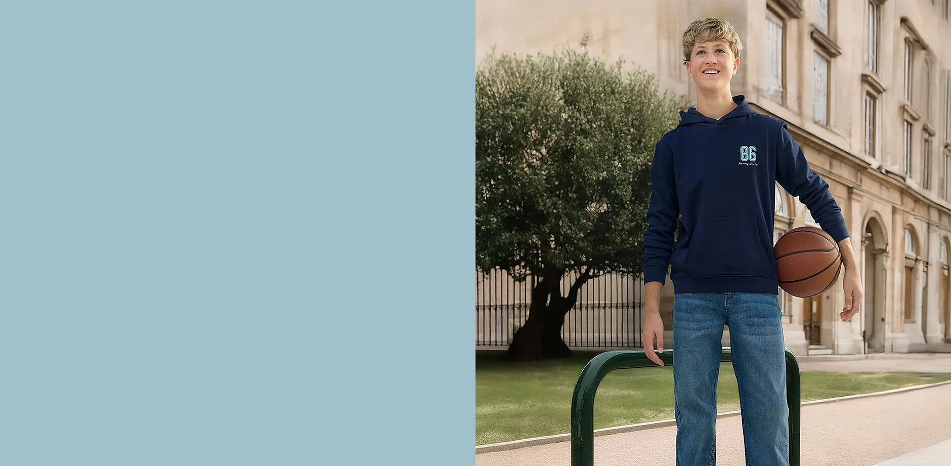 Sweat-shirt bleu associ&eacute; &agrave; un jean.