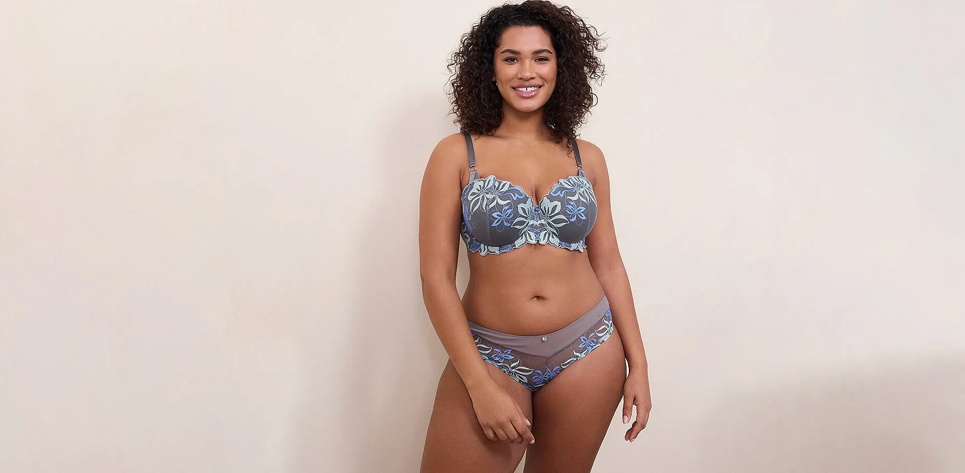 Lingerie bleue imprim&eacute;e avec fleurs brod&eacute;es.