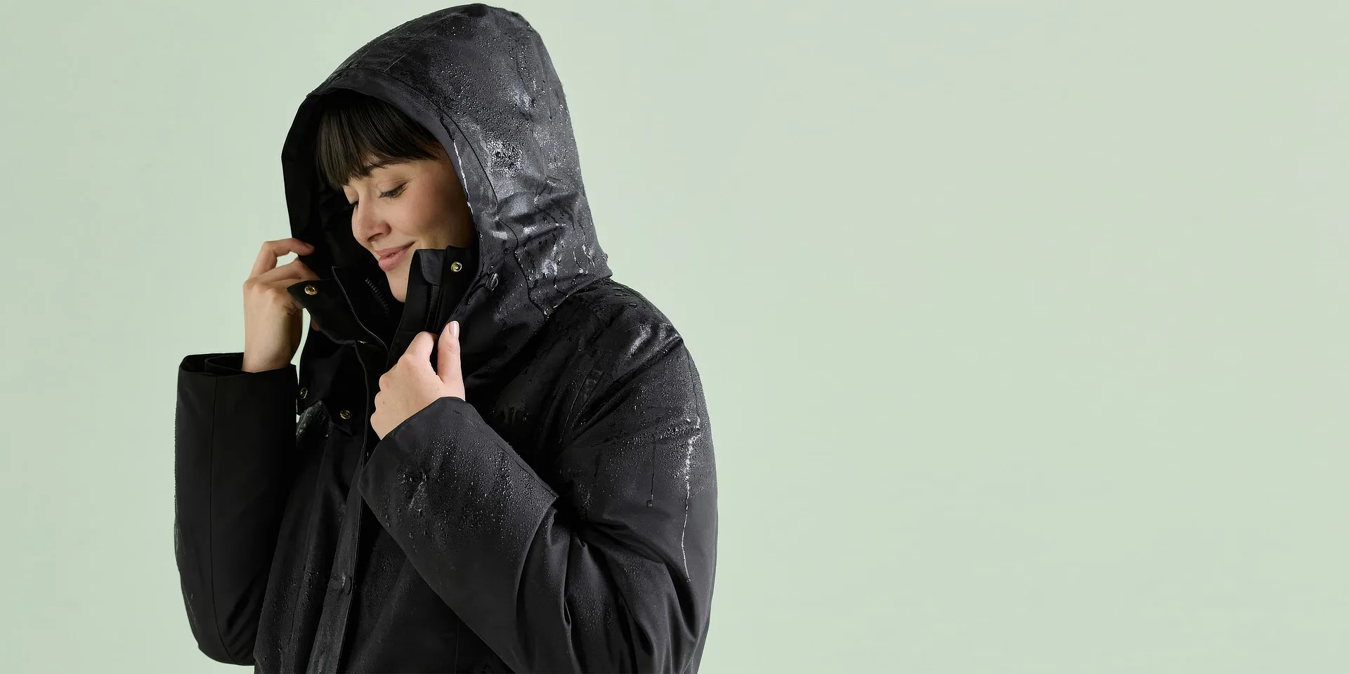 Winterlicher Look: Schwarzer Parka mit Kaputze