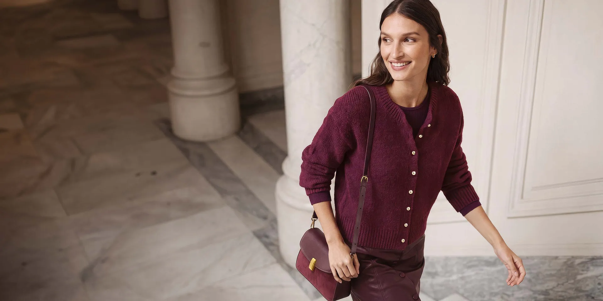 Modischer Look: Paisley-Bluse, weite Jeans, schicke Schuhe und passende Handtasche.