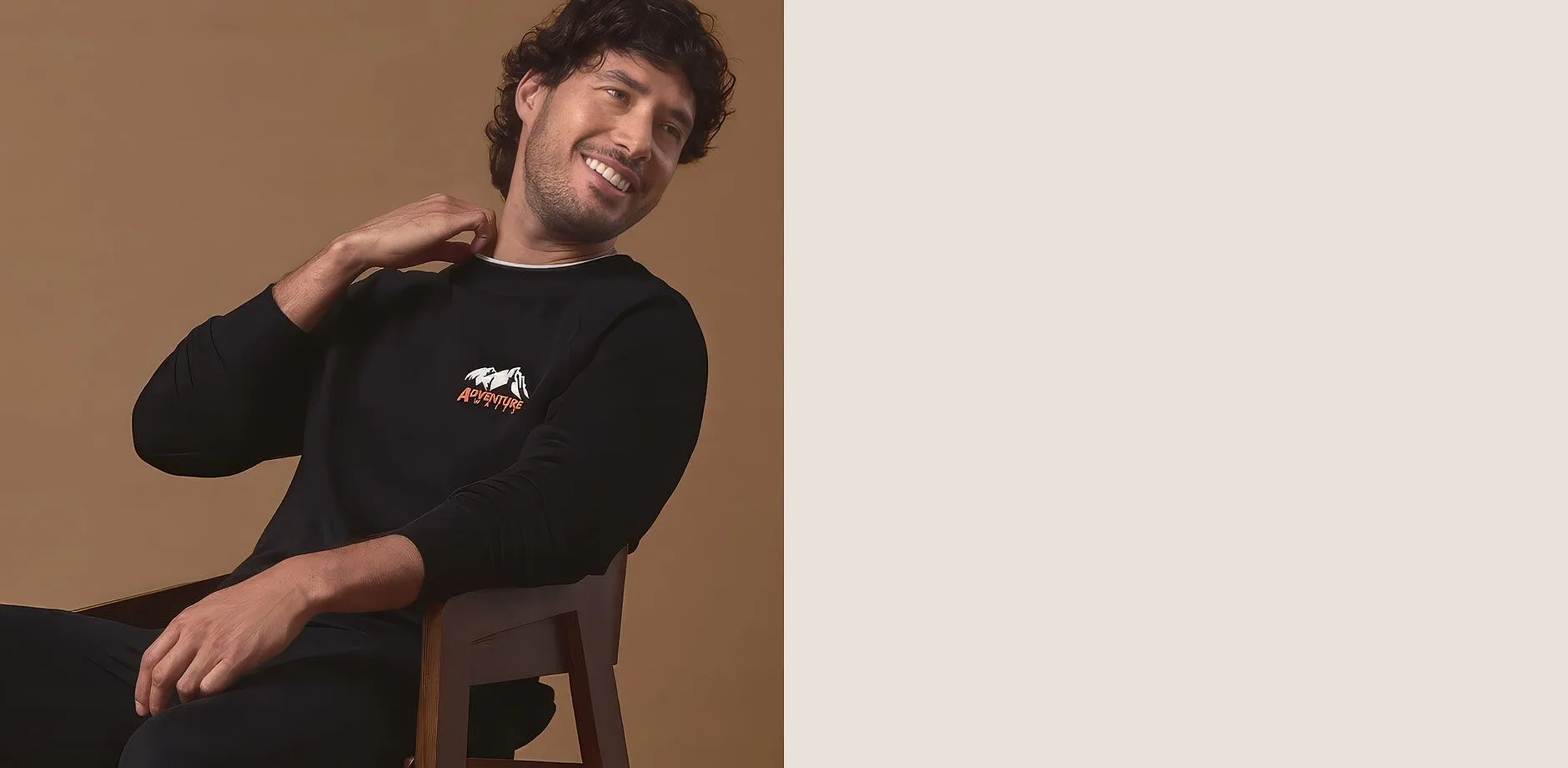 Ein gem&uuml;tliches schwarzes Langarmshirt mit Berglogo und eine passende Hose.