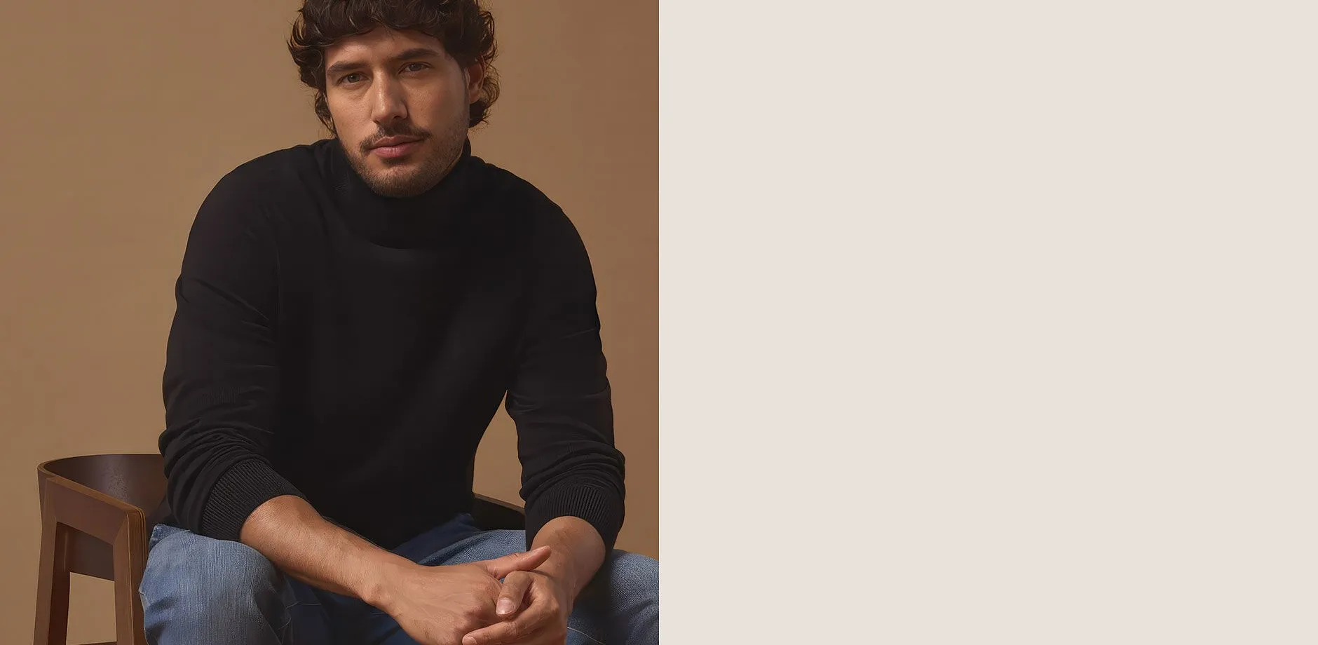 Stilvoll in schwarzem Rollkragenpullover, blauer Jeans und dunklen Schn&uuml;rstiefeln gekleidet.