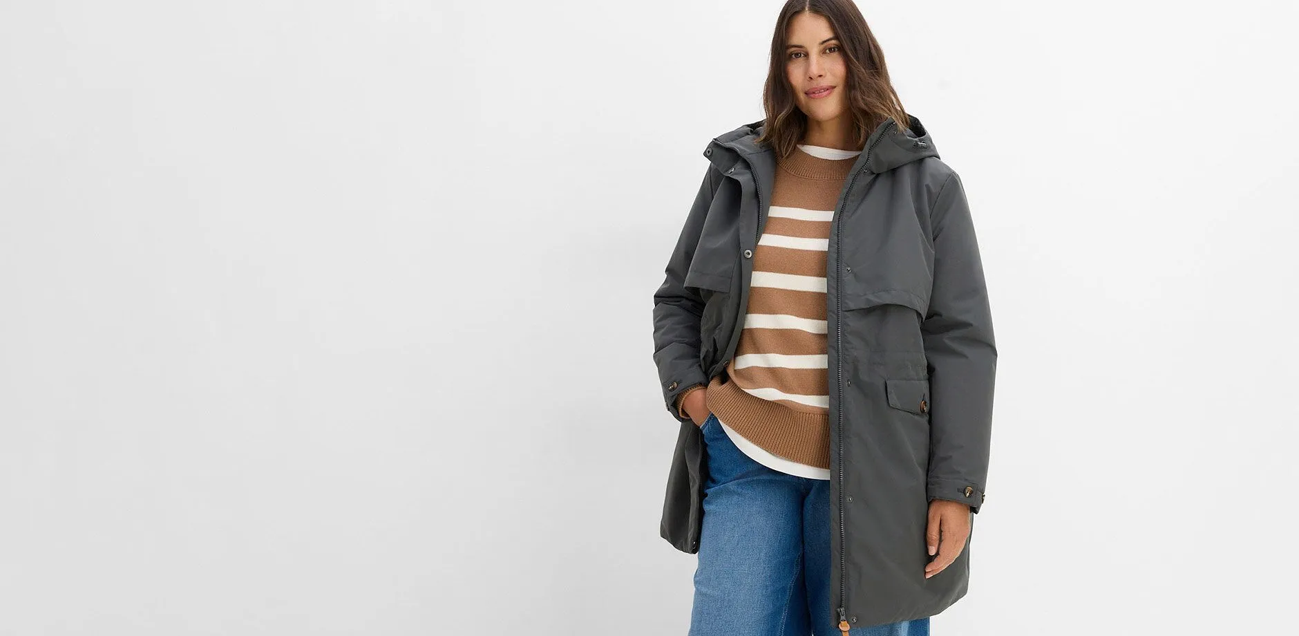 Veste technique grise, pull &agrave; rayures et jean confortable.