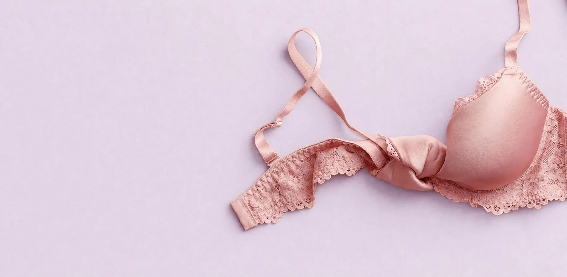 Soutien-gorge vieux rose avec dentelle sur un fond couleur terre cuite. Lingerie &eacute;l&eacute;gante pour femme.