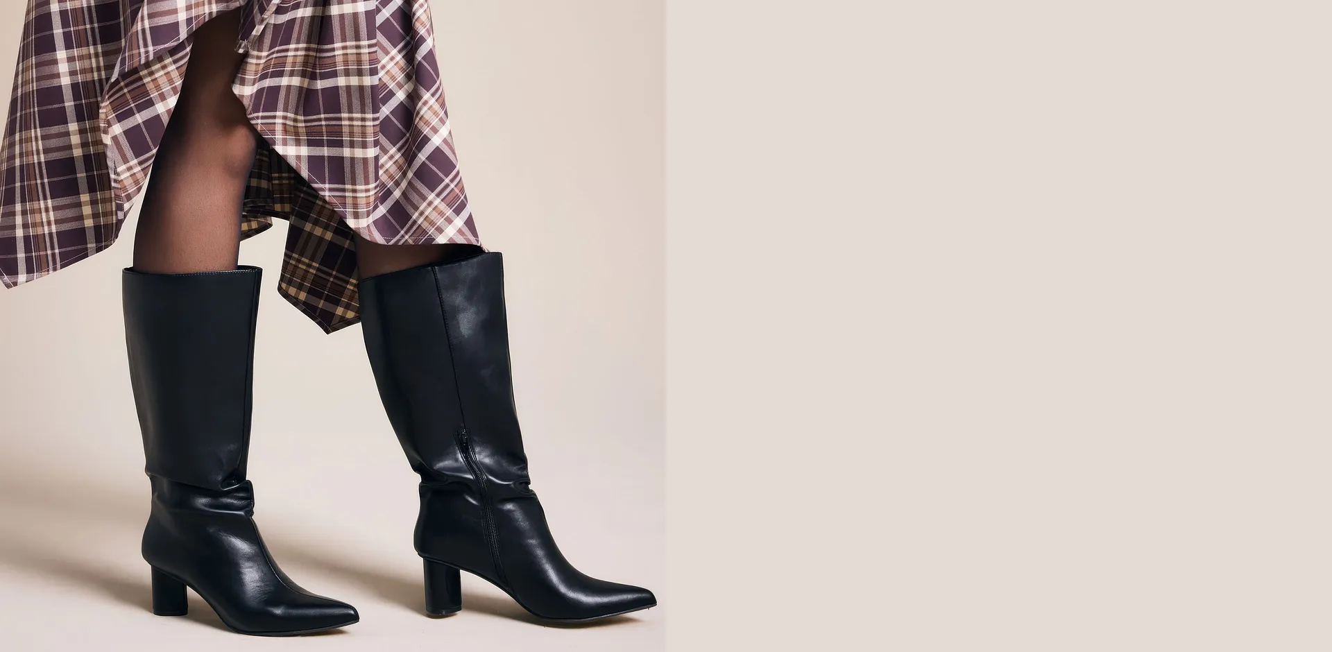 L'allure mode : jupe &agrave; carreaux, collant noir et bottes noires &eacute;l&eacute;gantes.