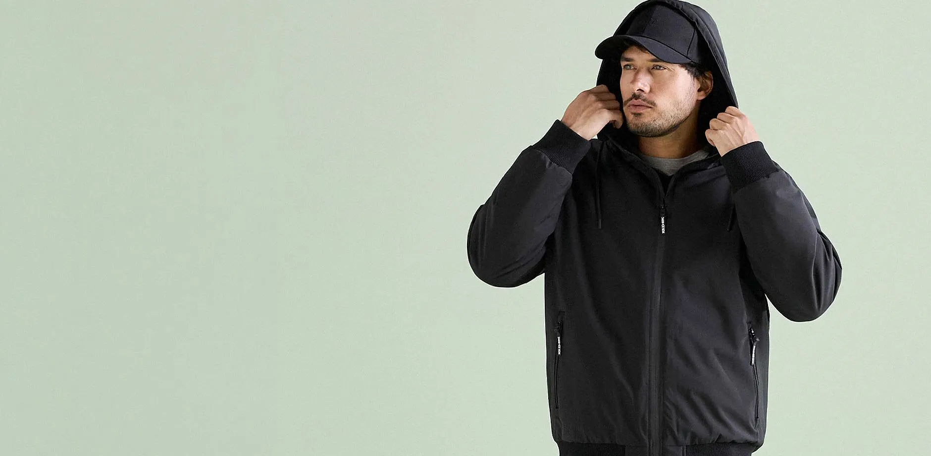 Moderne schwarze Kapuzenjacke und Kappe f&uuml;r den urbanen Alltagsstil.
