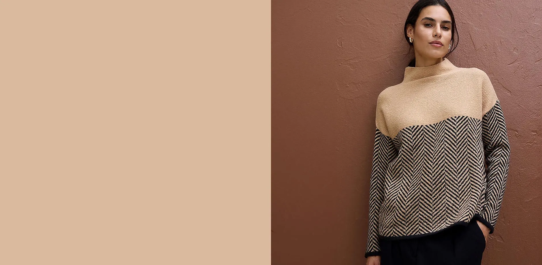Pull graphique styl&eacute; : col roul&eacute; beige, motif chevrons en beige et noir.