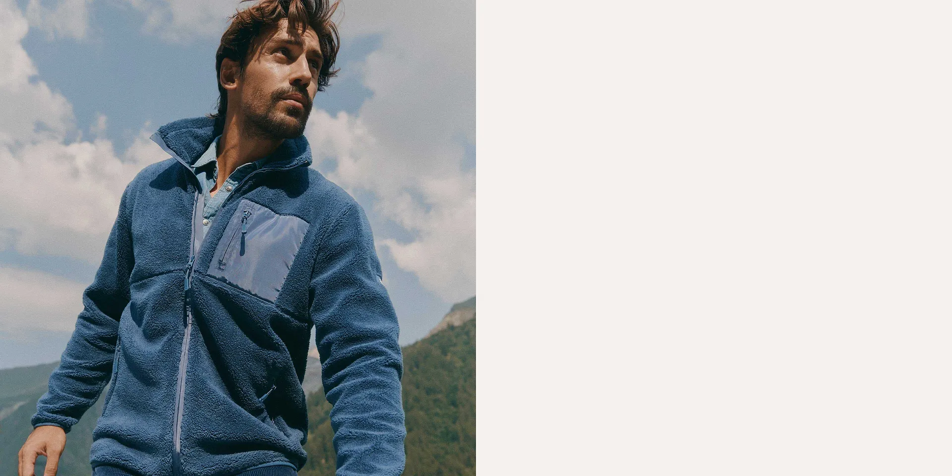 Der Mann tr&auml;gt eine gem&uuml;tliche blaue Fleecejacke.
