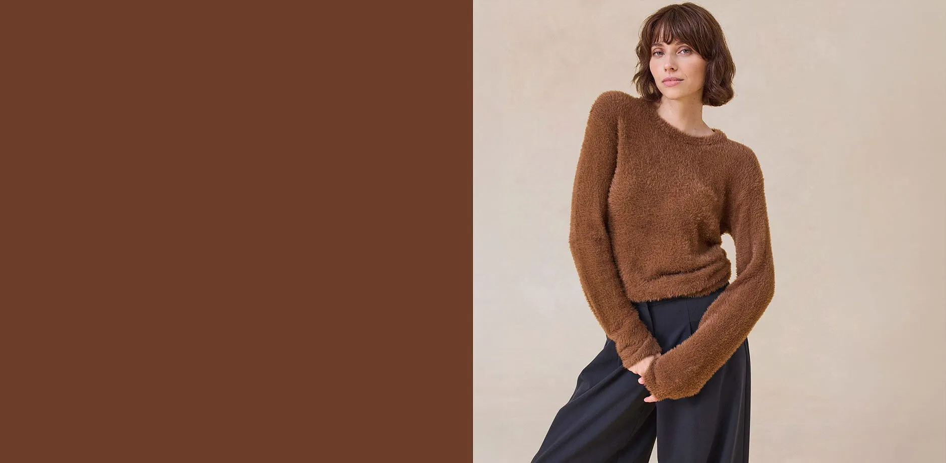Pull duveteux marron et pantalon noir large - styl&eacute; et confortable.