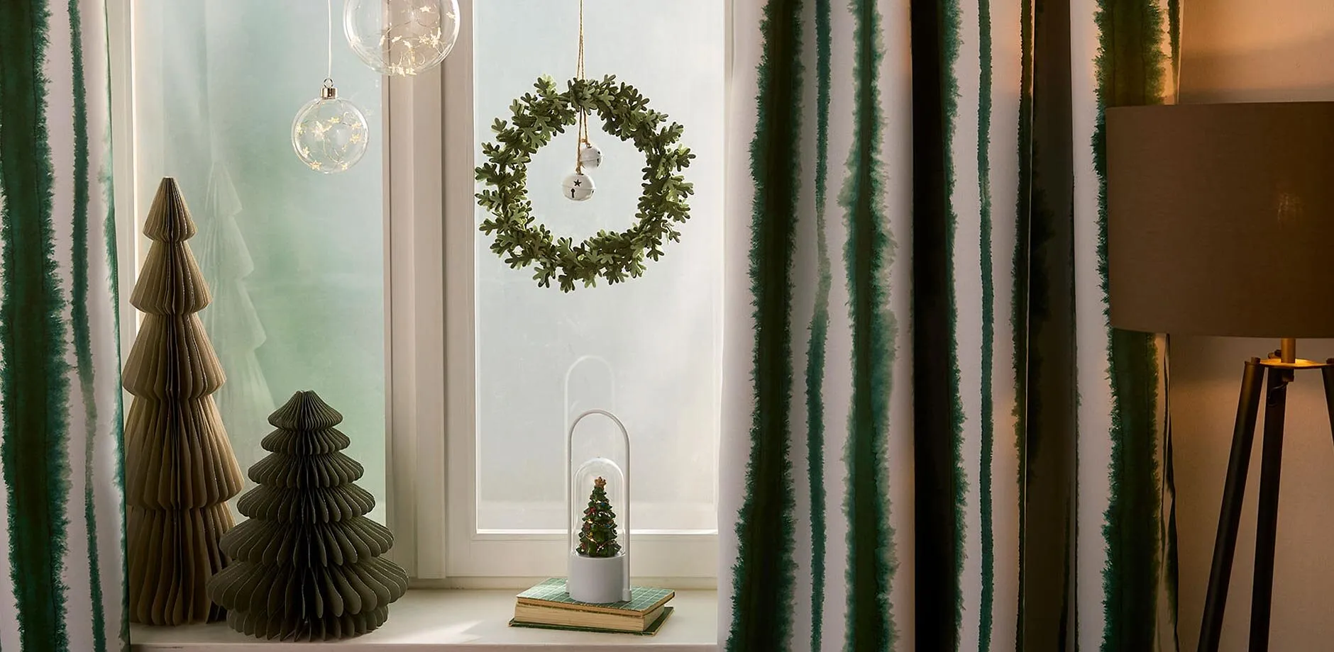 Rideaux &agrave; rayures vertes et d&eacute;corations de f&ecirc;te.