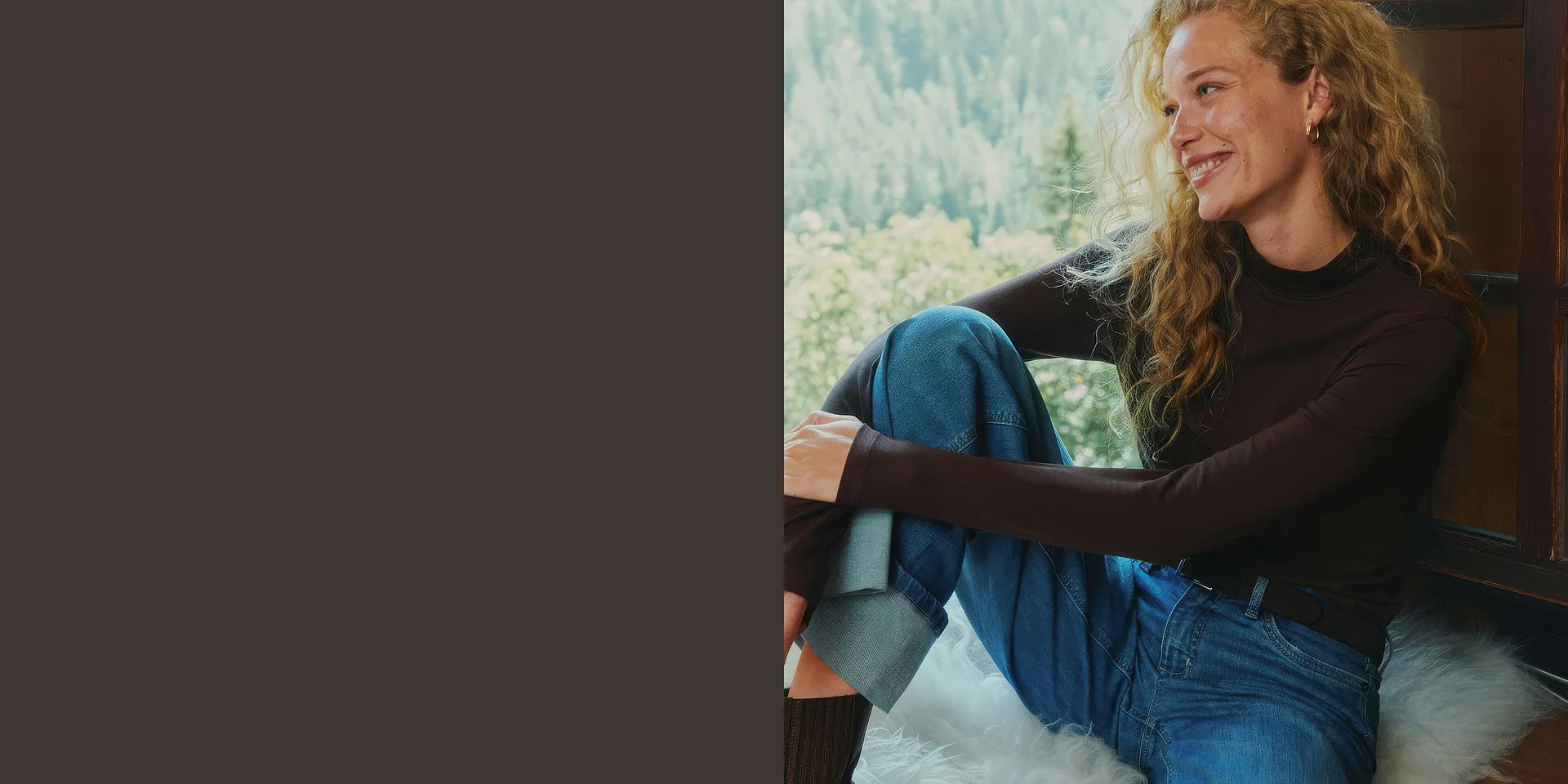 Stilvolles braunes Langarmshirt und modische Jeans mit weitem Bein und Krempelung.
