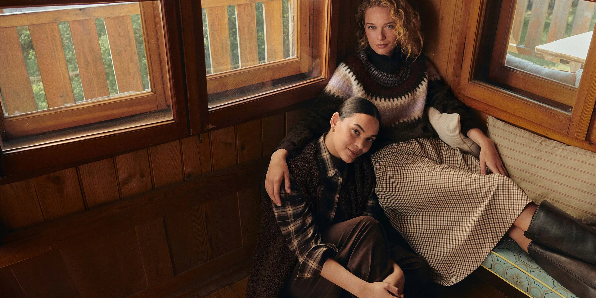 Warme Strickpullover, Rollkragen, karierte R&ouml;cke und Hemden im gem&uuml;tlichen Herbst-Look.
