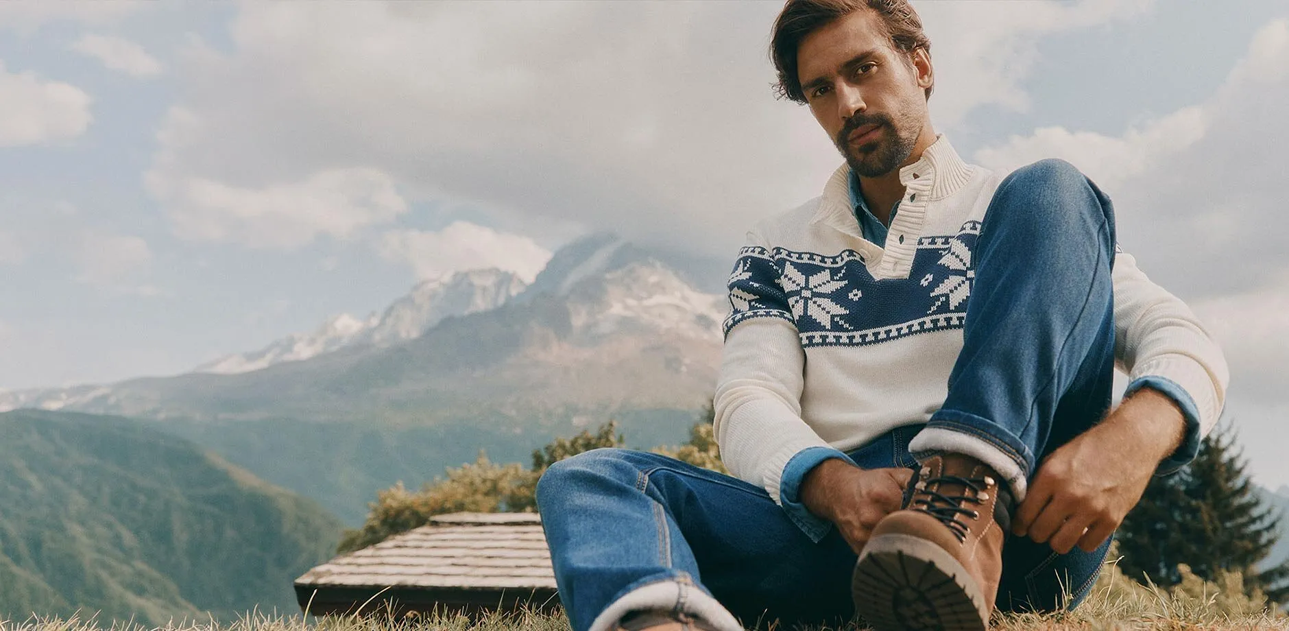 Warmer Norwegerpullover, Jeans und braune Stiefel.