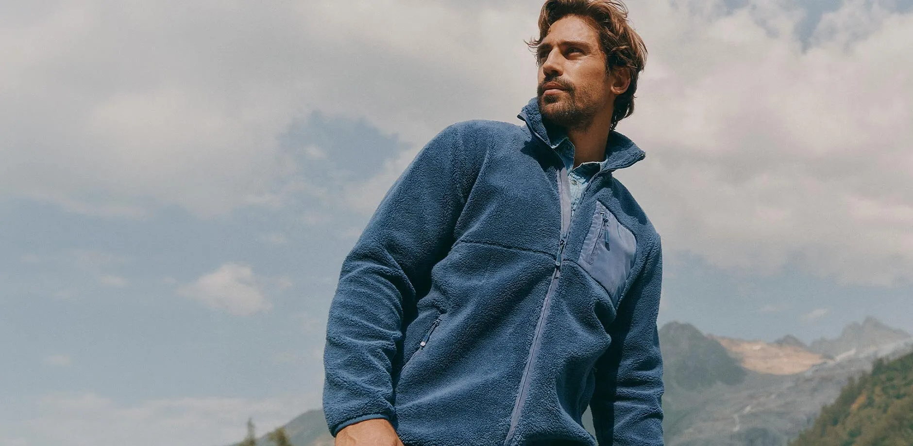 Dunkelblaue Fleecejacke mit Brusttasche und bequeme Kordhose, perfekt f&uuml;r Outdoor-Abenteuer.