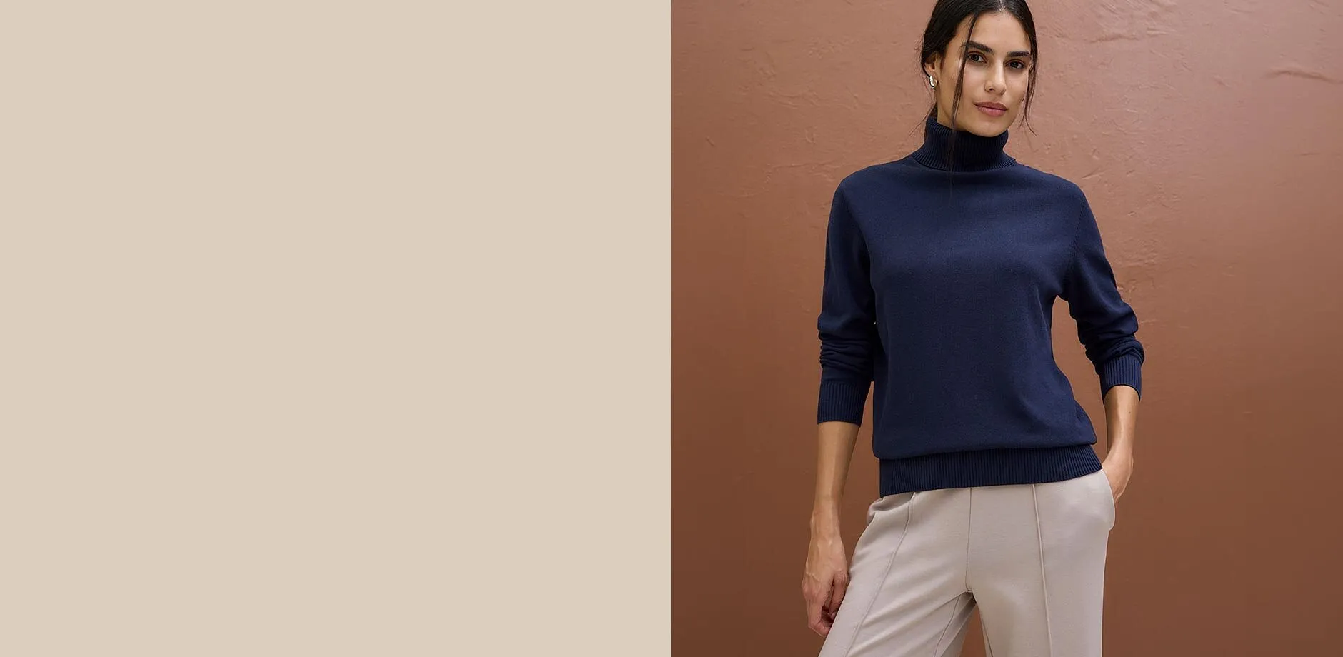 Pull &agrave; col roul&eacute; bleu nuit et pantalon beige - confortable et &eacute;l&eacute;gant.