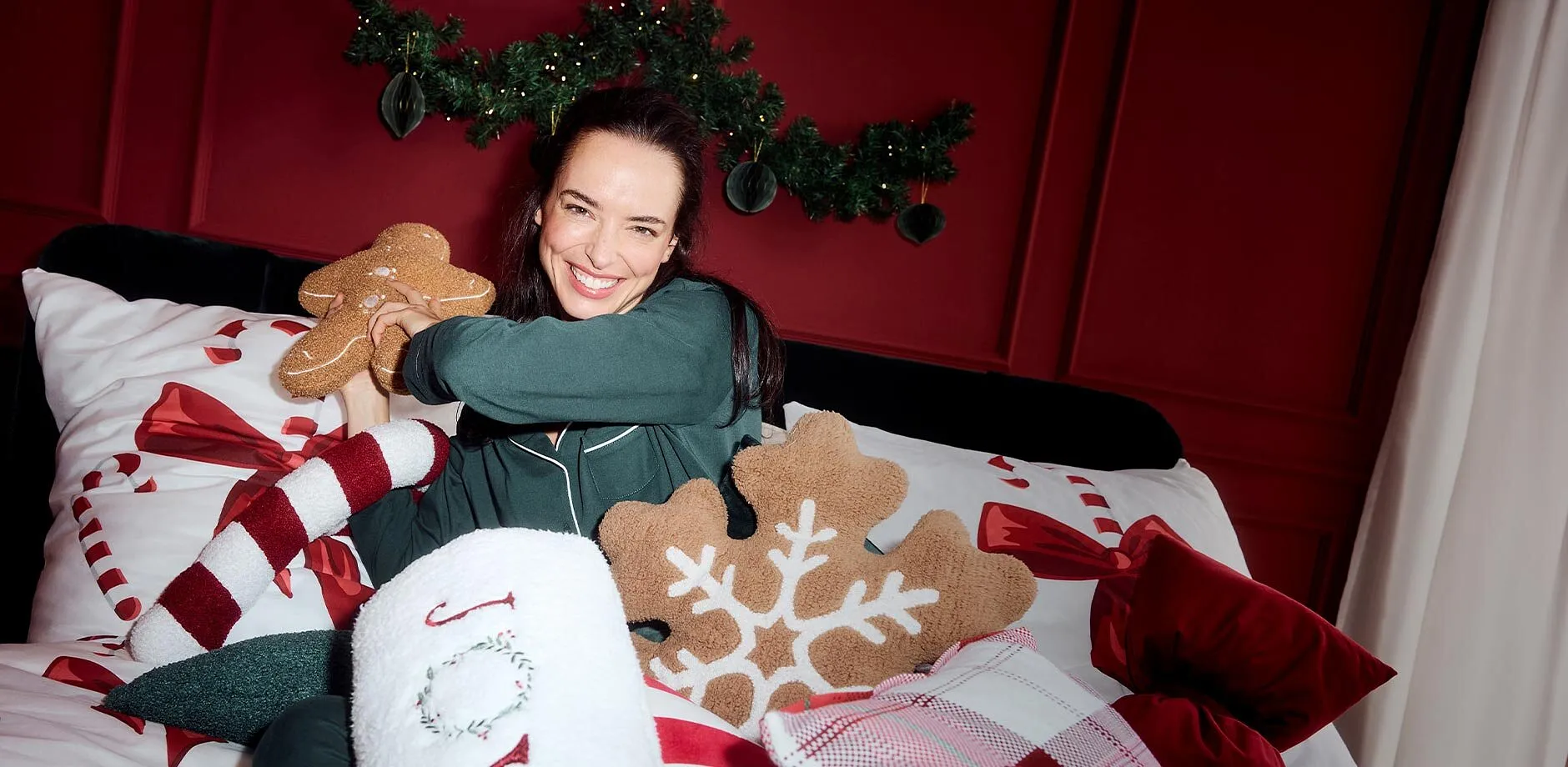 Divers coussins d&eacute;co de No&euml;l.