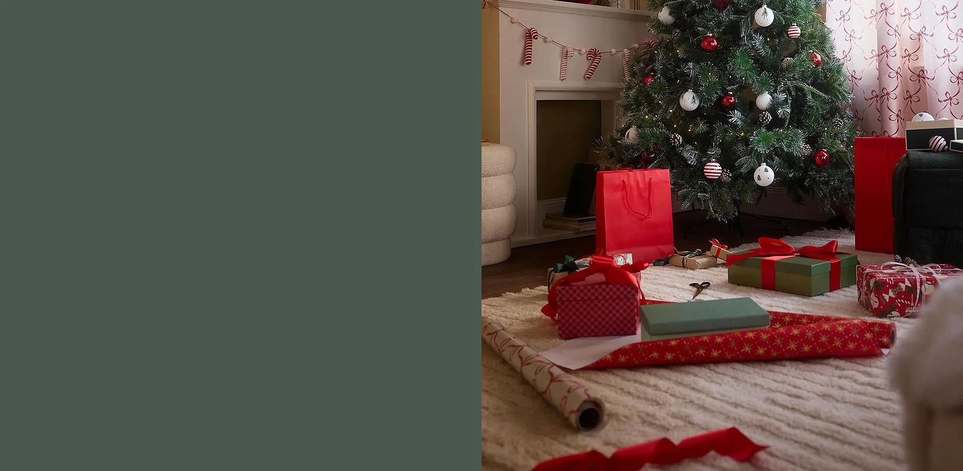 Cadeaux emball&eacute;s et papiers-cadeaux d&eacute;pos&eacute;s sur un tapis.