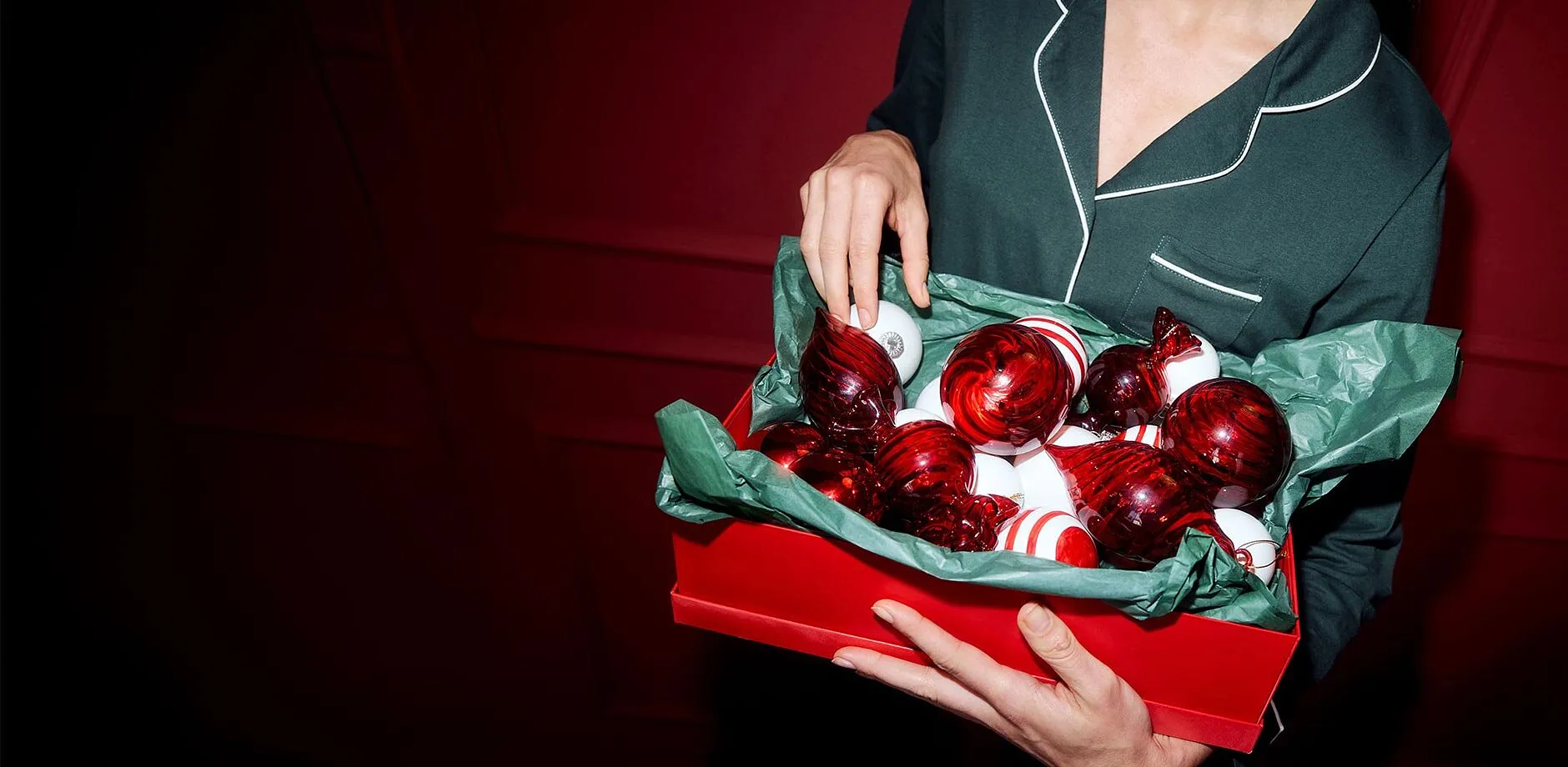 Dunkelgr&uuml;ner Pyjama mit wei&szlig;em Paspel, ideal f&uuml;r festliche Gem&uuml;tlichkeit zu Hause.