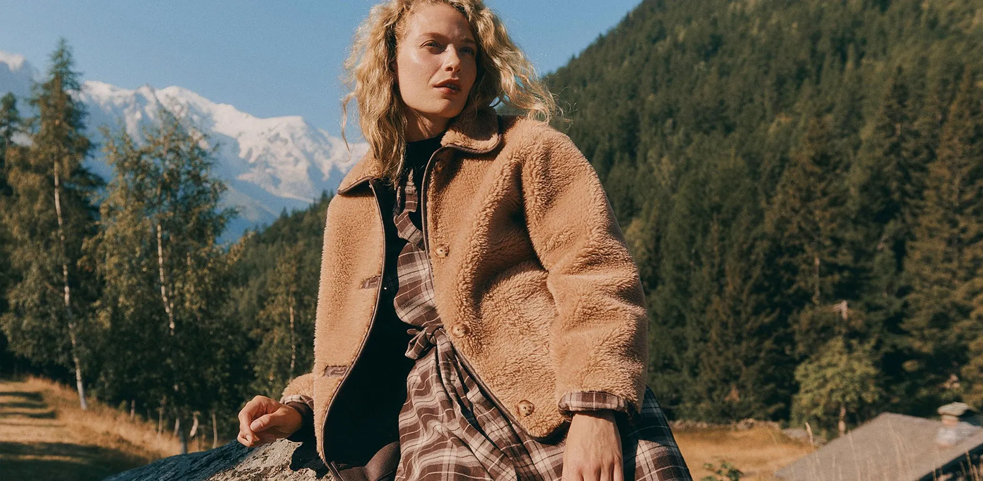Kuschelige Teddyjacke &uuml;ber kariertem Hemdkleid, kombiniert mit hohen Stiefeln.