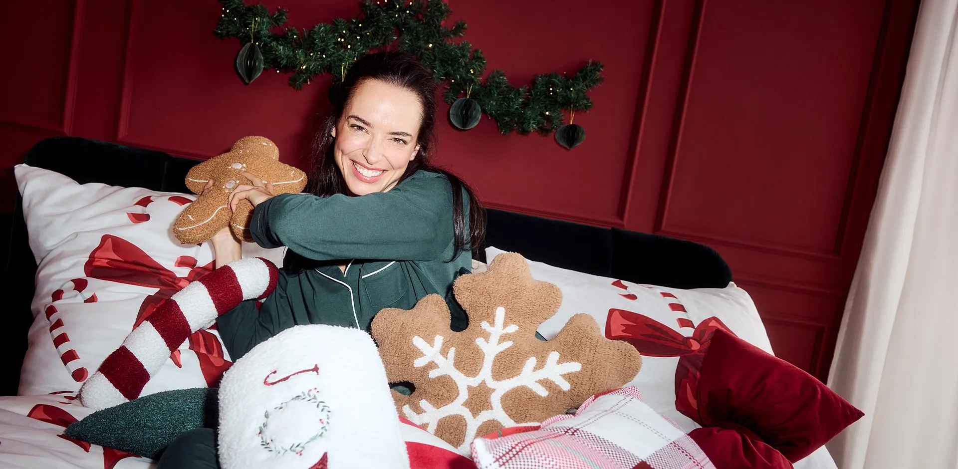 Verschiedene weihnachtliche Deko-Kissen.