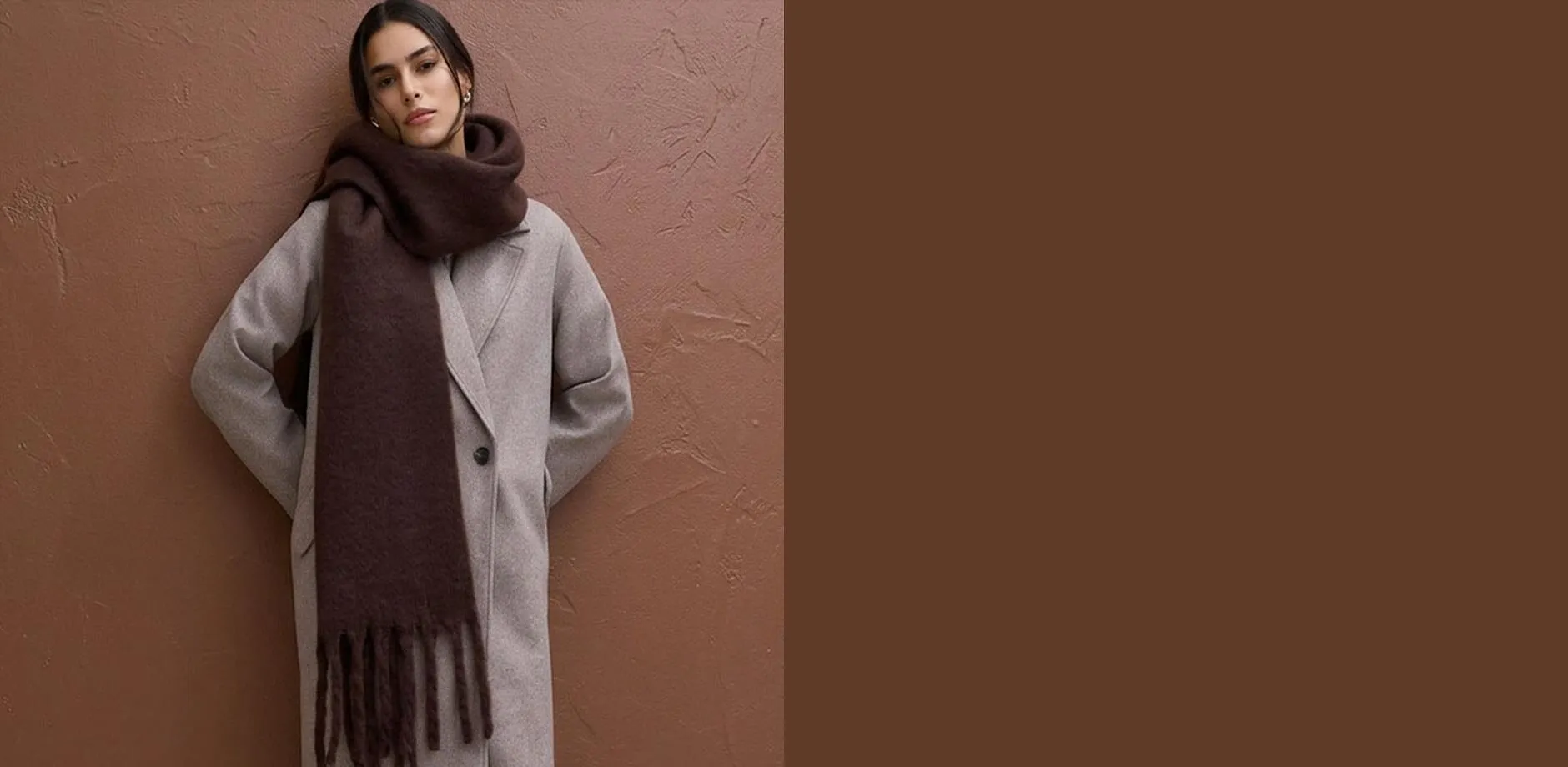 Une &eacute;charpe douce et chaude compl&egrave;te le manteau avec style et &eacute;l&eacute;gance. 