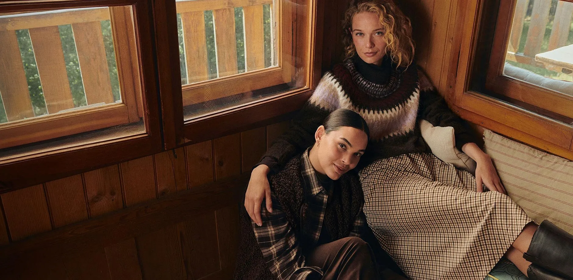 Mode automne cosy : jupe &agrave; carreaux, pull imprim&eacute;, chemise et gilet sans manches.