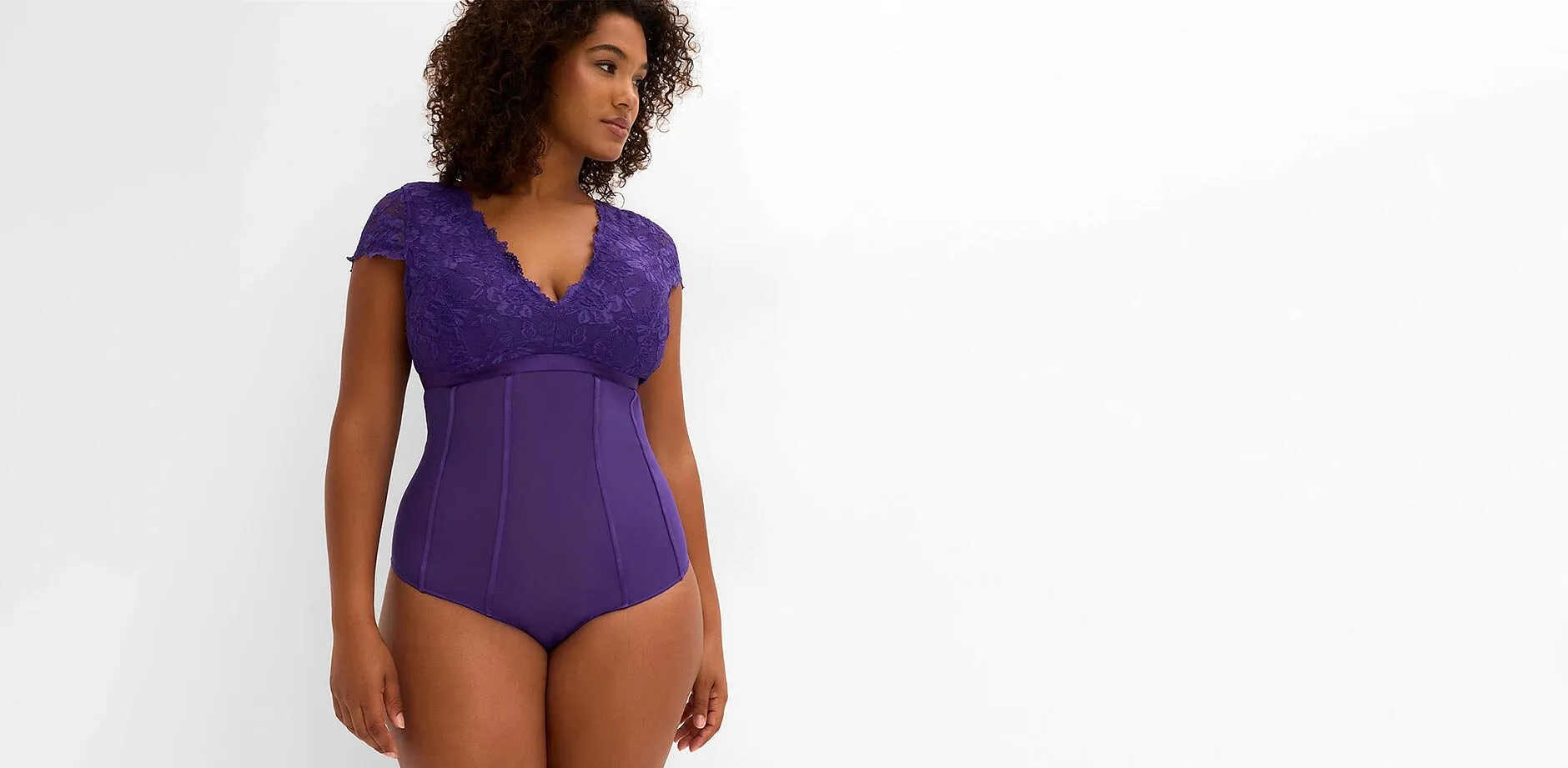 Dieser verf&uuml;hrerische Body in Lila mit Spitze betont die Figur elegant.