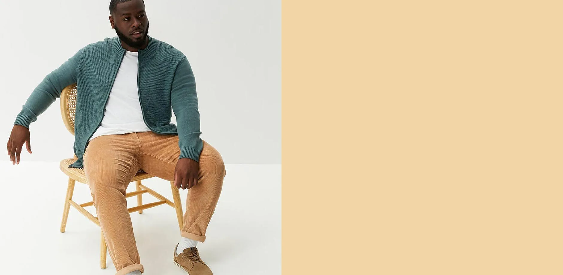 Gr&uuml;ne Strickjacke &uuml;ber wei&szlig;em Shirt, beige Hose und braune Schuhe.