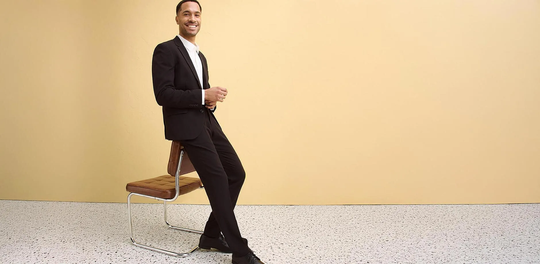 Eleganter schwarzer Anzug mit wei&szlig;em Hemd, perfekt kombiniert mit passenden Schuhen.