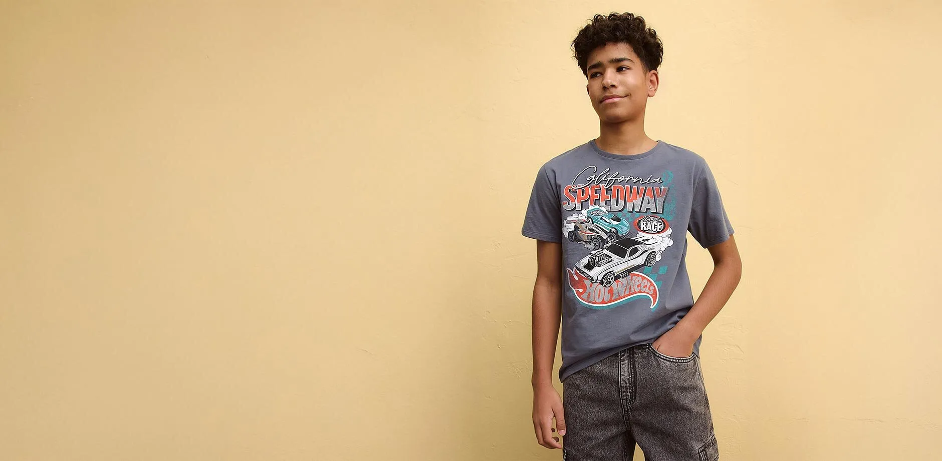 L&auml;ssiger Look mit grauem Cartoon-T-Shirt und lockerer Jeans. 