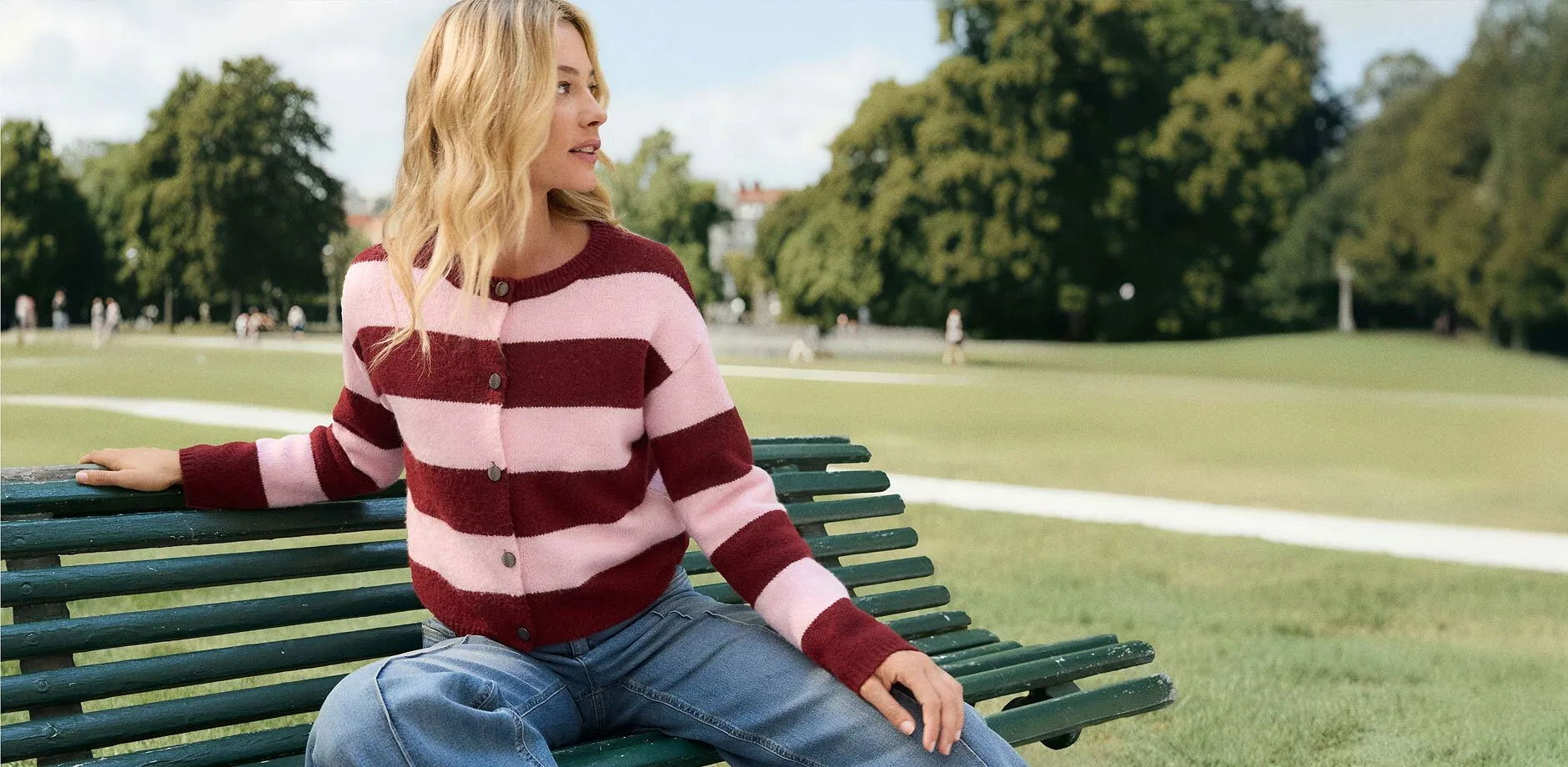 Ein gestreiftes Shirt kombiniert zur blaue Jeans.
