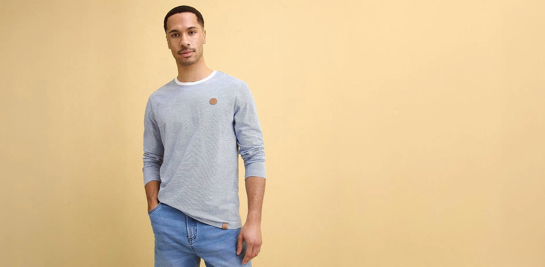 T-shirt &agrave; manches longues bleu clair et jean.