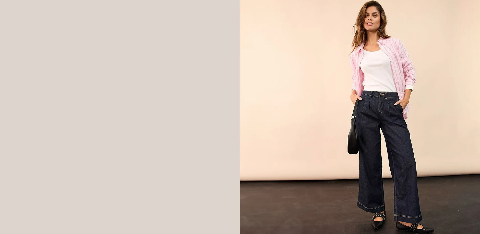 Chemisier rose par dessus un T-shirt blanc, associ&eacute; &agrave; un jean bleu fonc&eacute;.