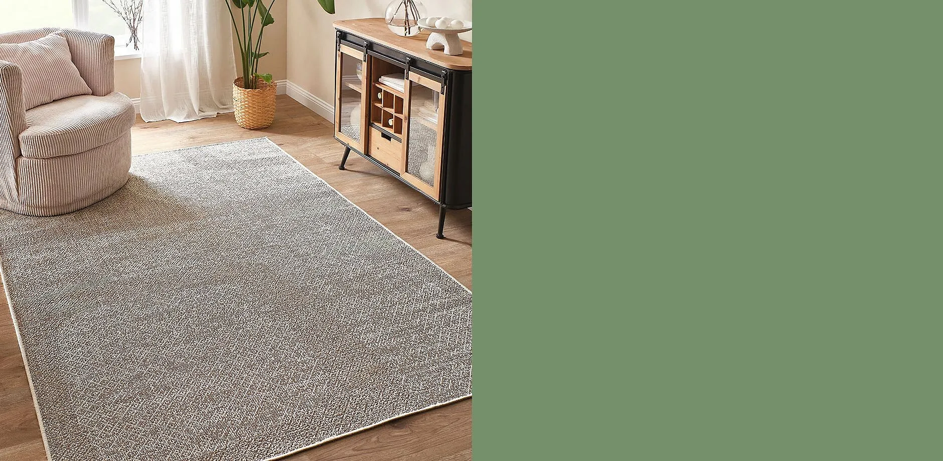 Le tapis douillet et le voilage vaporeux cr&eacute;ent une ambiance conviviale dans le salon.