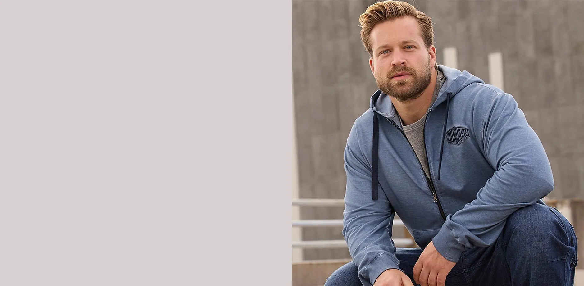 Veste sweat &agrave; capuche avec effet d&eacute;lav&eacute; et jean.