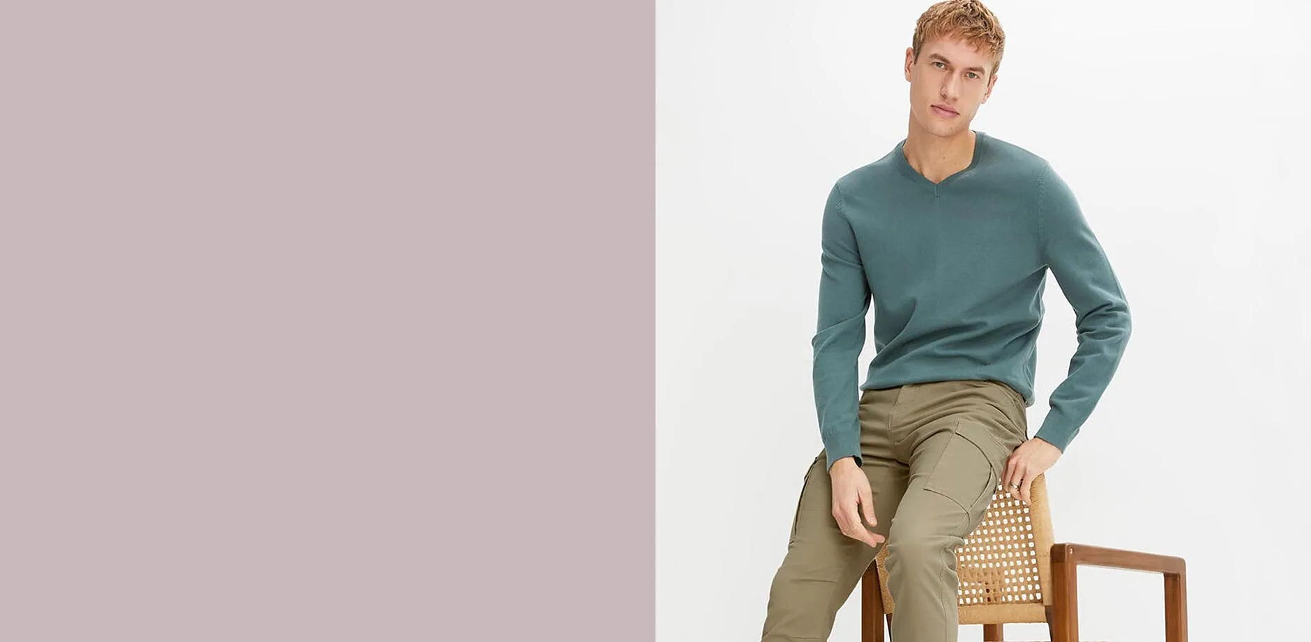 Pull vert finement tricot&eacute; dans un m&eacute;lange de coton doux et pantalon beige.