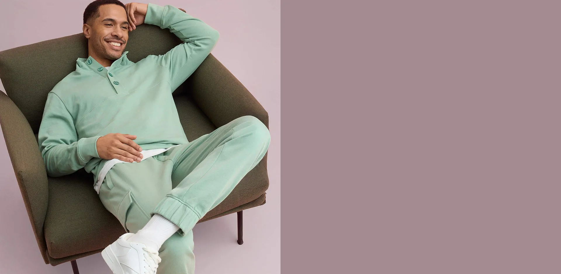 Mintgr&uuml;nes Sweatshirt und passende Sweat-Hose.