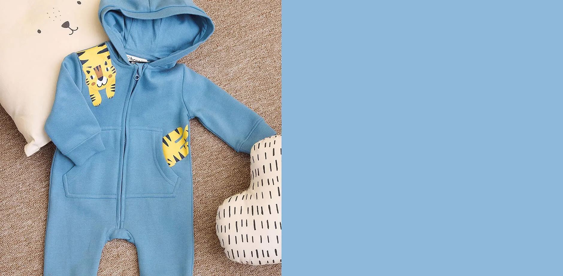 Combinaison bleue &agrave; capuche avec un adorable imprim&eacute; tigre.