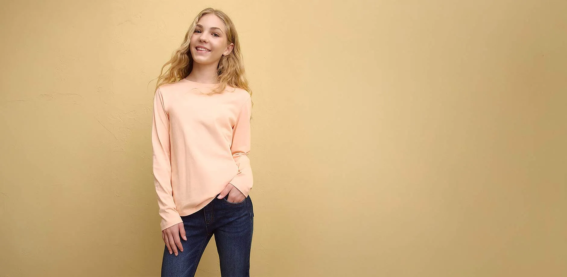 T-shirt &agrave; manches longues et jean fonc&eacute;.