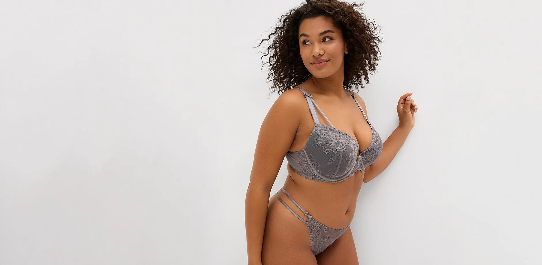 Ensemble de lingerie gris &eacute;l&eacute;gant en dentelle avec des d&eacute;tails raffin&eacute;s.
