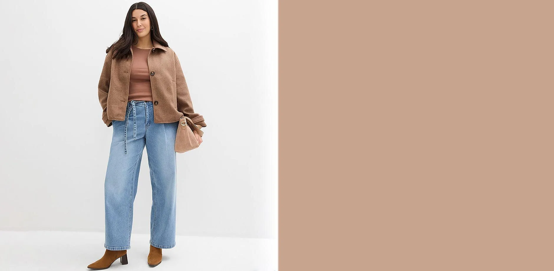 Veste, T-shirt et jean large dans des tons bleu et marron.