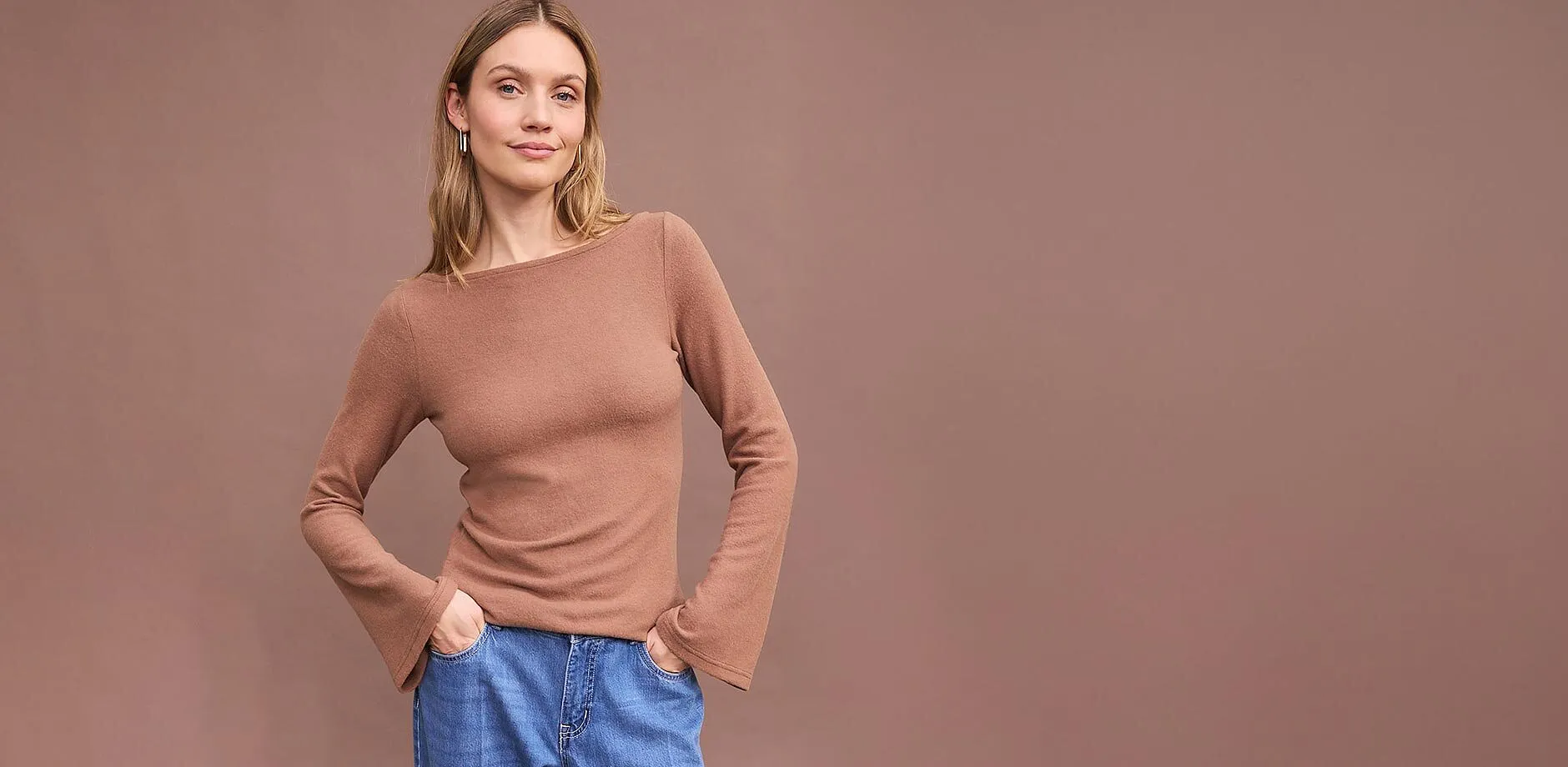 T-shirt &agrave; manches longues marron avec un jean bleu confortable.