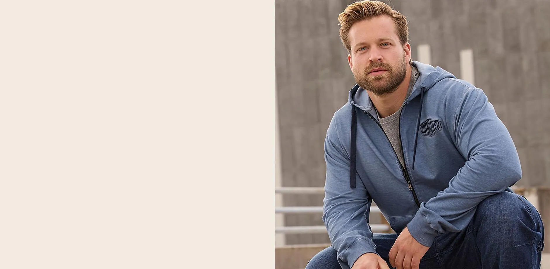 Veste sweat &agrave; capuche avec effet d&eacute;lav&eacute; et jean.