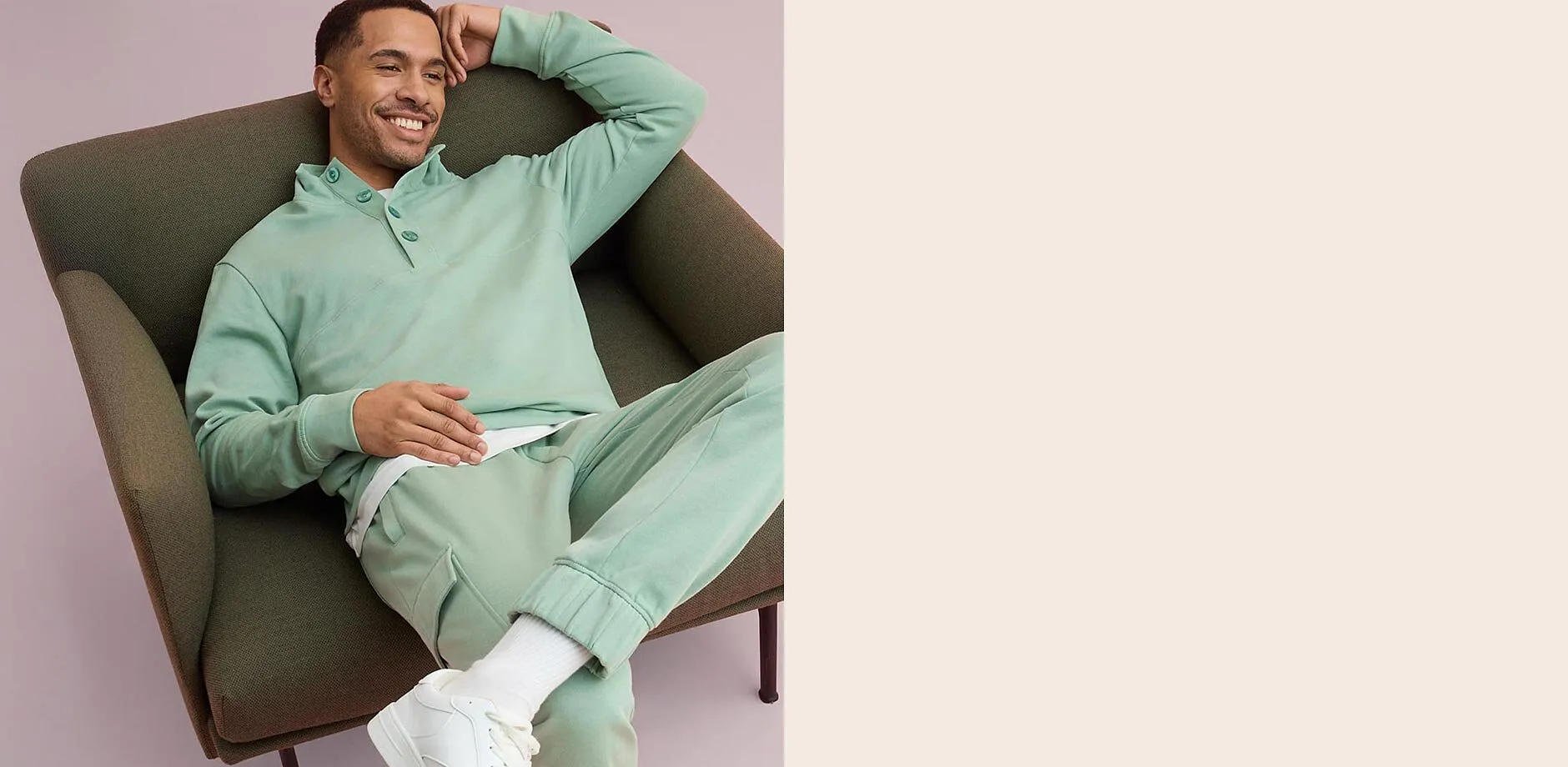 Sweat-shirt vert menthe et pantalon sweat assorti.