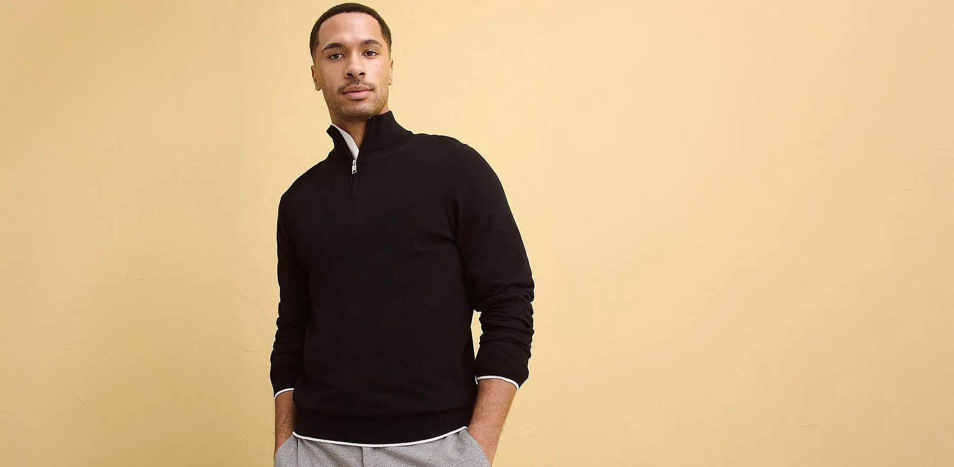 Pull simple et fonc&eacute; &agrave; col montant.